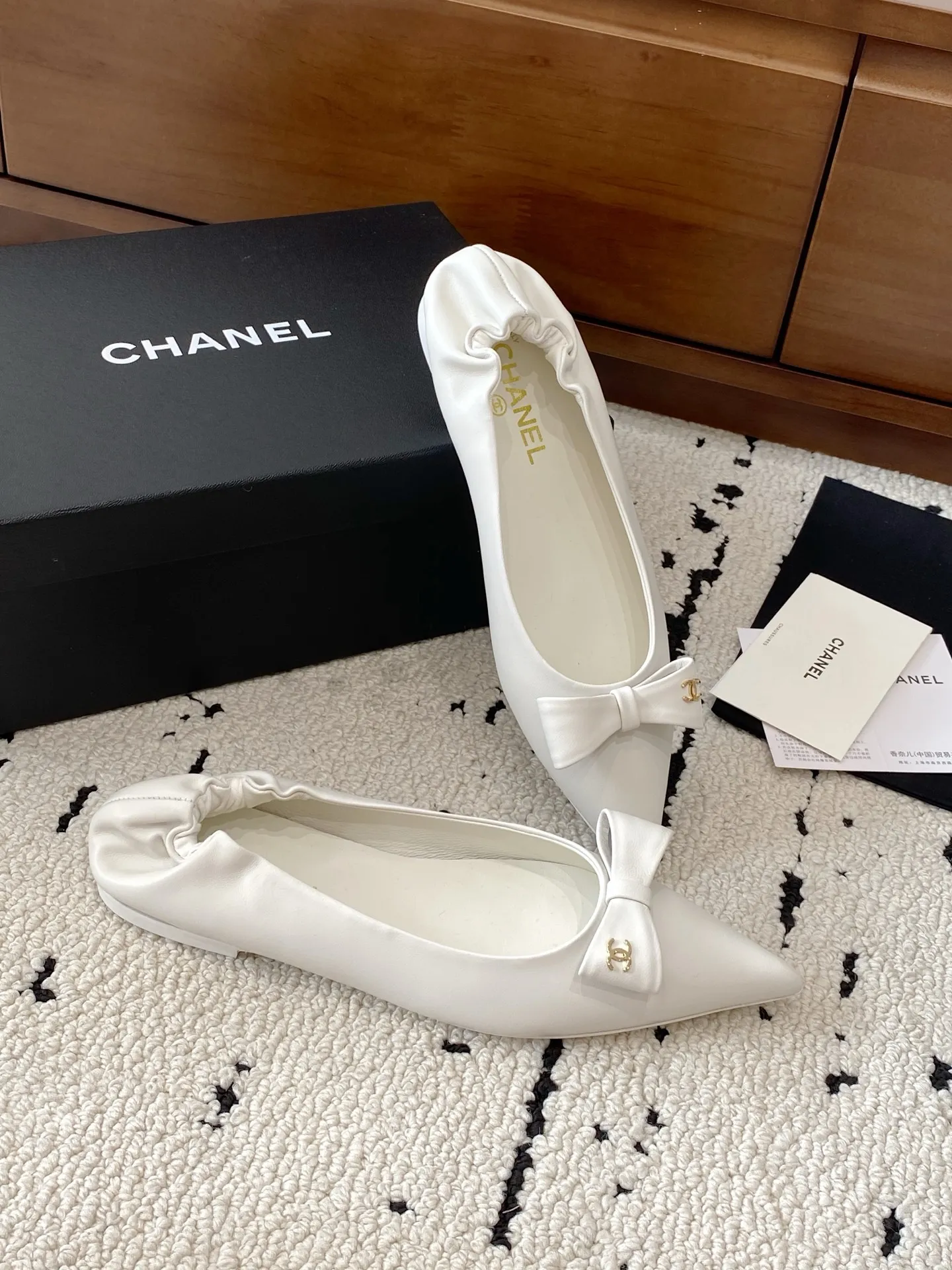👟👟Ex-factory price 600👟👟 🍀CHANEL25A spring and summer latest bow fashion shoes. Many Internet celebrity fashion bloggers have planted grass. They are high-end and comfortable, matching the skirts of goddesses. Irregular small pointed toes, full of fashion and femininity. The exclusive flat heels of the evening series have completely impressed me throughout the season's lookbook. They are simple and yet detailed, easy to wear and not tiring on the feet. Upper: imported cowhide, lining: mixed sheepskin, sole: Italian genuine leather outsole Size: 35-41 (custom-made 40-41 non-returnable) 👉